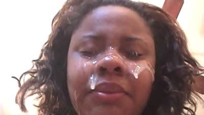 Juodaodė brazilė mergina gauna spermos ant veido po analinio sekso su dideliu peniu